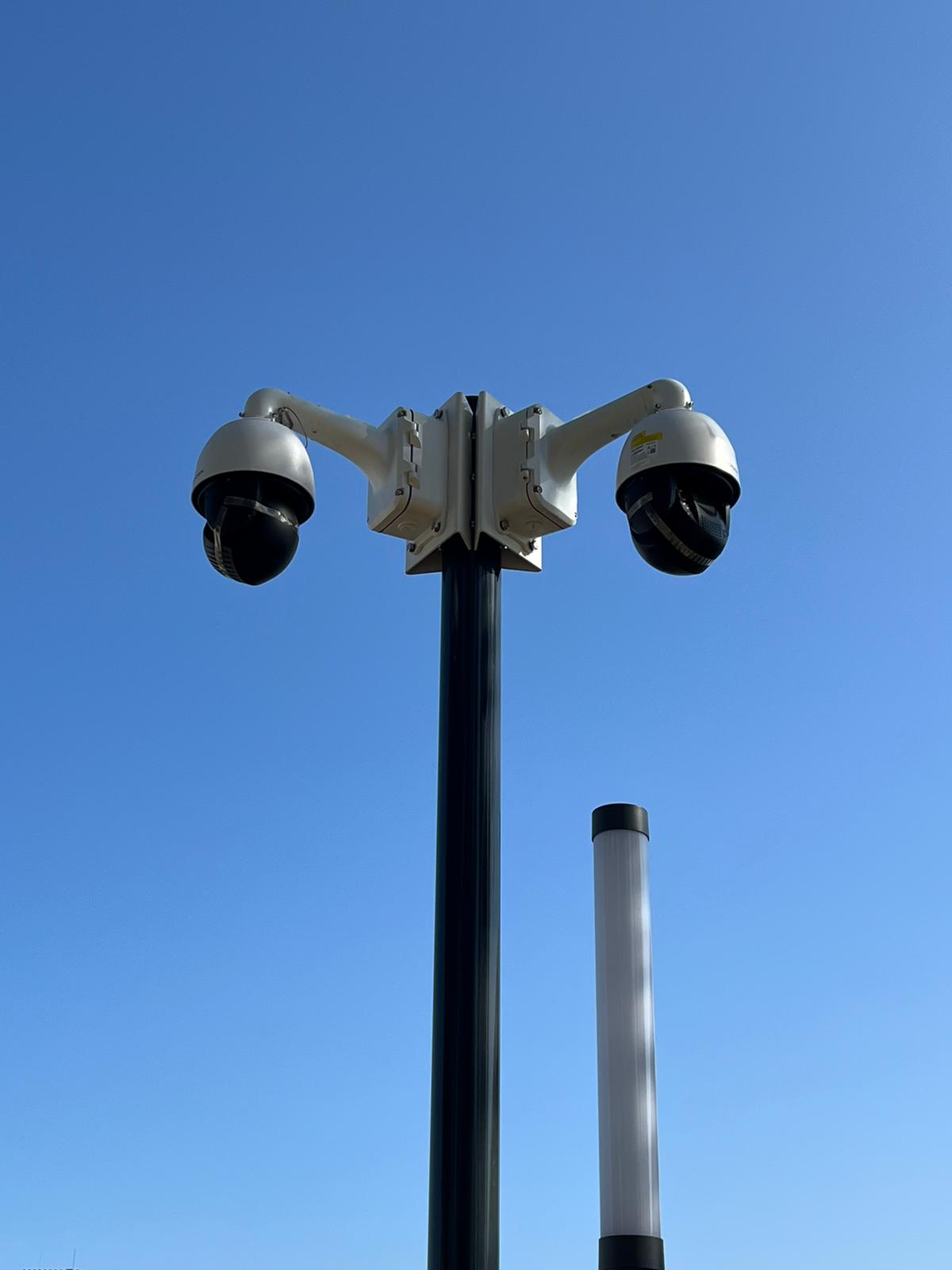 Instalação de câmara CCTV PTZ em poste